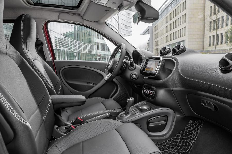 Интерьер Smart ForFour Xclusive by Brabus 2016 года  (фото 12 из 20)